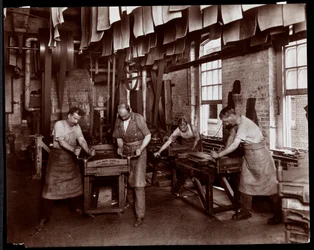 Interieur van mannen die aan leer werken bij de New York Leather Belting Co., New York, 1905-06
